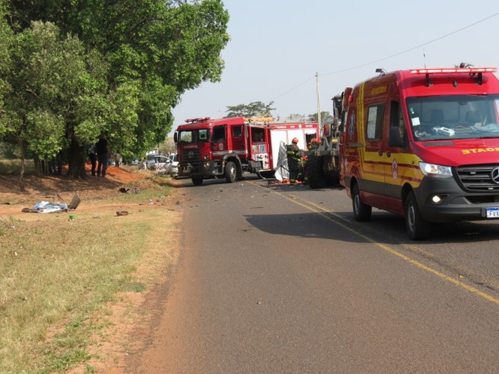 Homem morreu após colisão entre carro e motoniveladora em Dracena (SP) — Foto: Jorge Zanoni