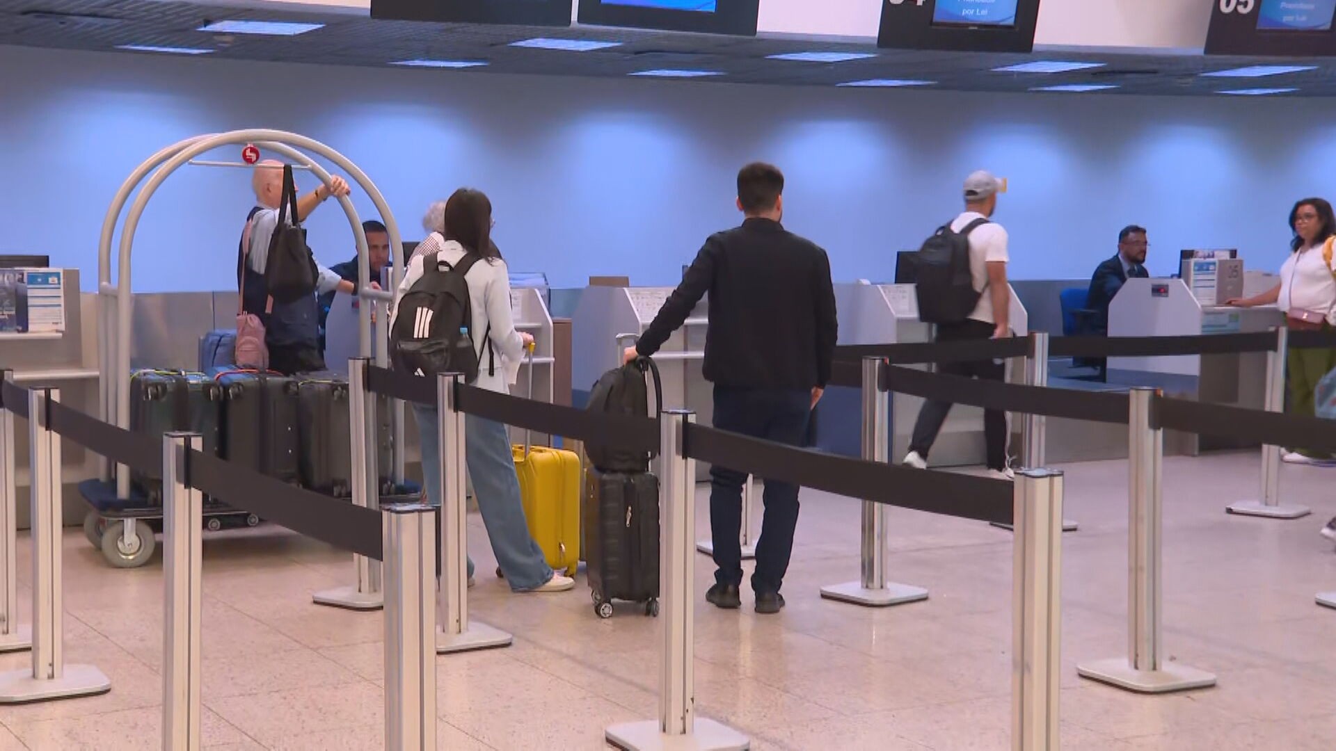 Passageiros que tiveram voos cancelados por óleo em pista do Aeroporto Santos Dumont embarcam no Rio