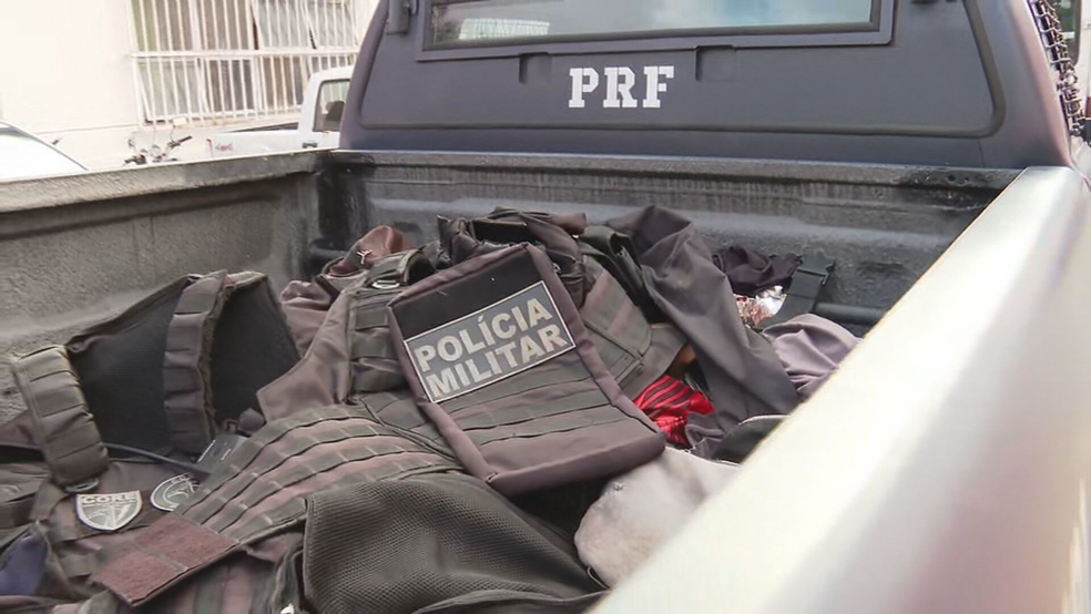 Polícia apreende coletes falsos da PM com milicianos presos no Rio de Janeiro — Foto: Reprodução/ TV Globo