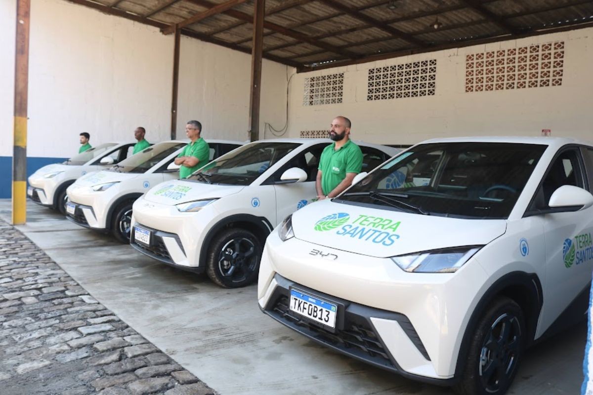 Santos, SP, substitui frota por carros e caminhões elétricos na limpeza urbana para reduzir emissão de gás carbônico