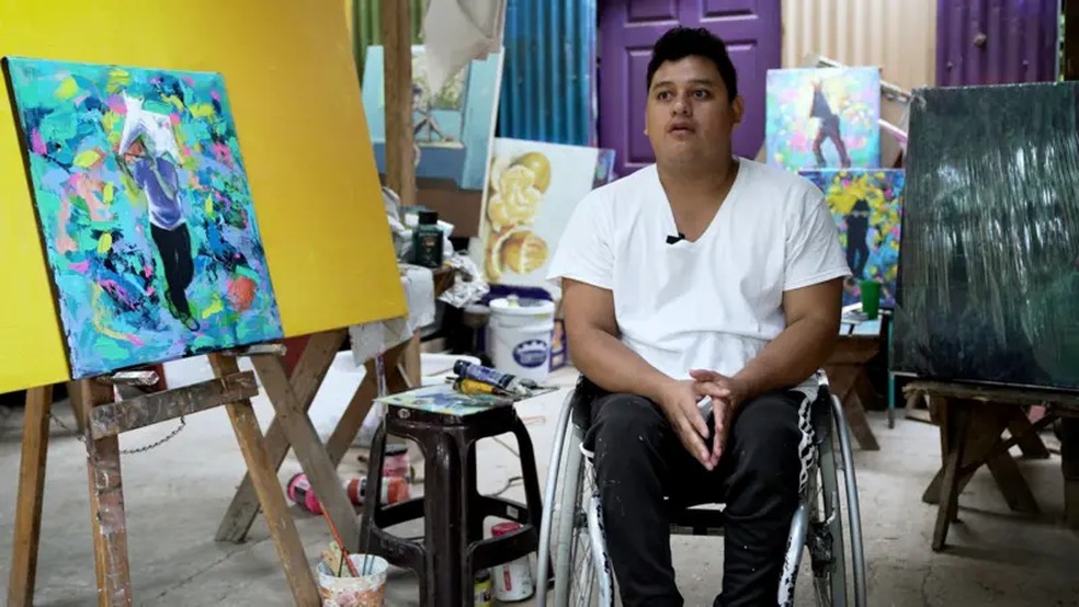 Artista Melvin Gómez questiona manutenção do regime de exceção em El Salvador — Foto: Felix Lima/BBC