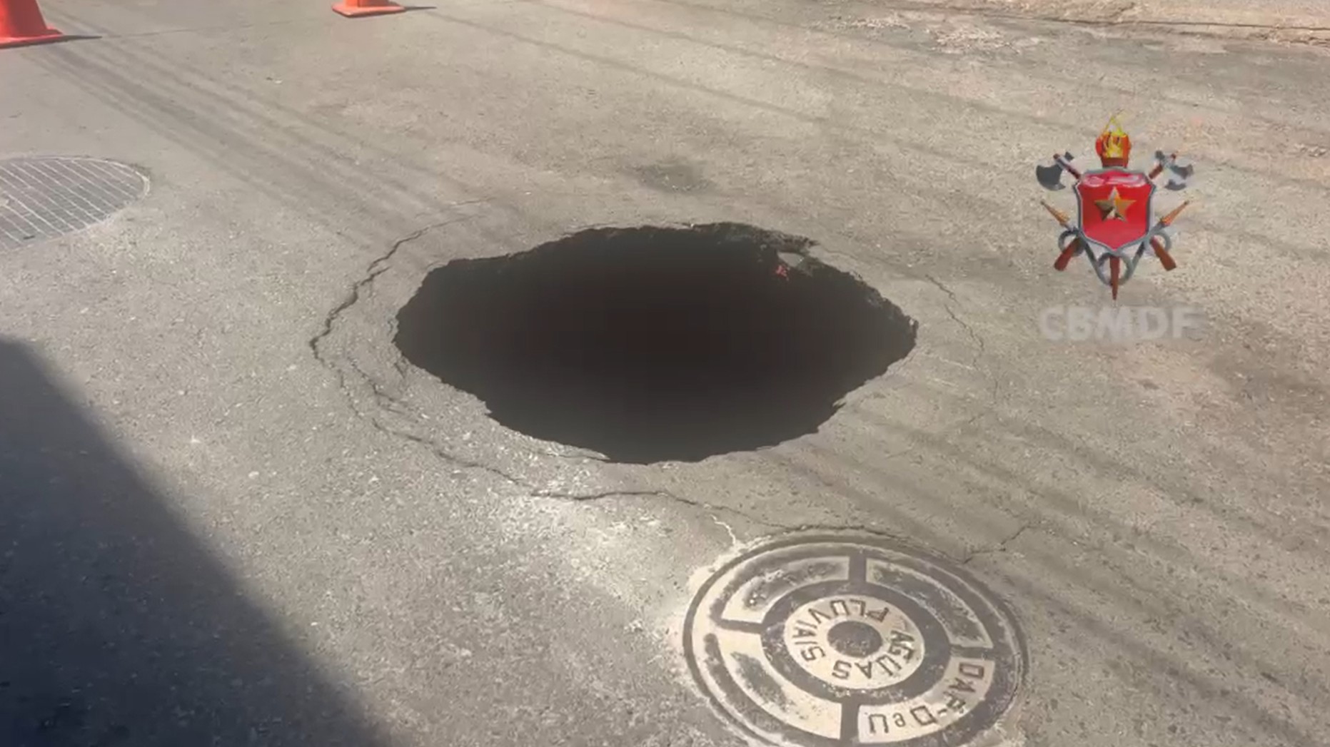 Asfalto cede e cratera de 4 metros de profundidade se abre na Asa Norte, no DF; veja IMAGENS