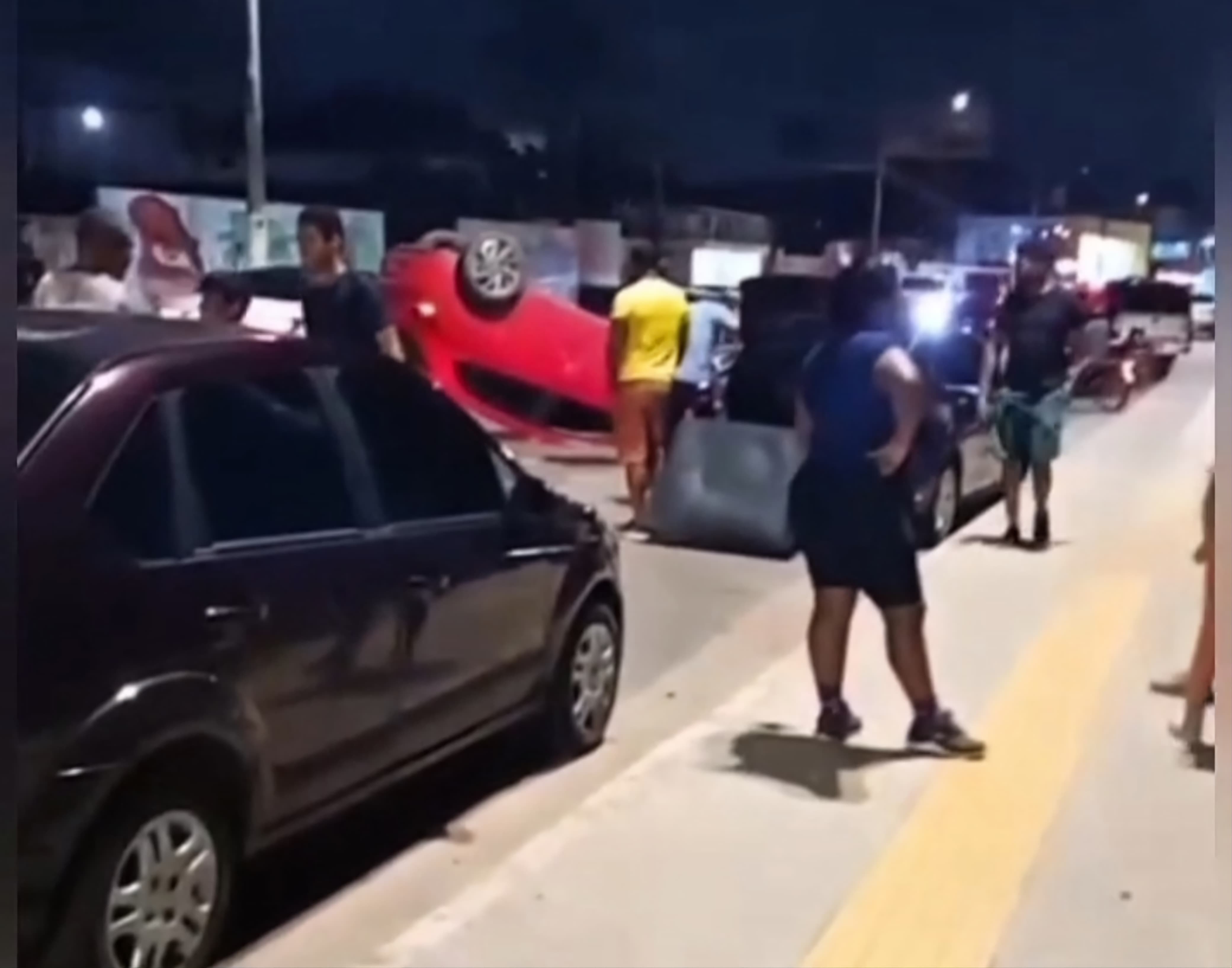 Carro capota na Orla do Santa Inês, em Macapá; veja VÍDEO 