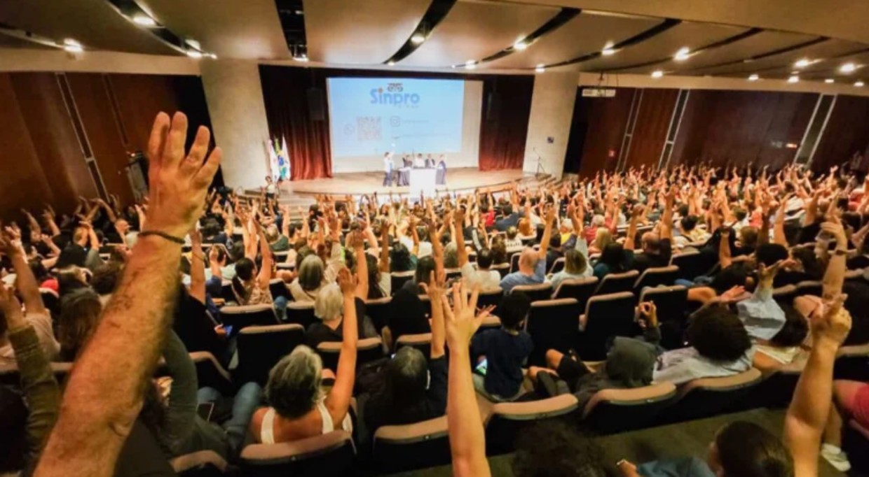 Professores de escolas particulares de BH e região decidem suspender a greve