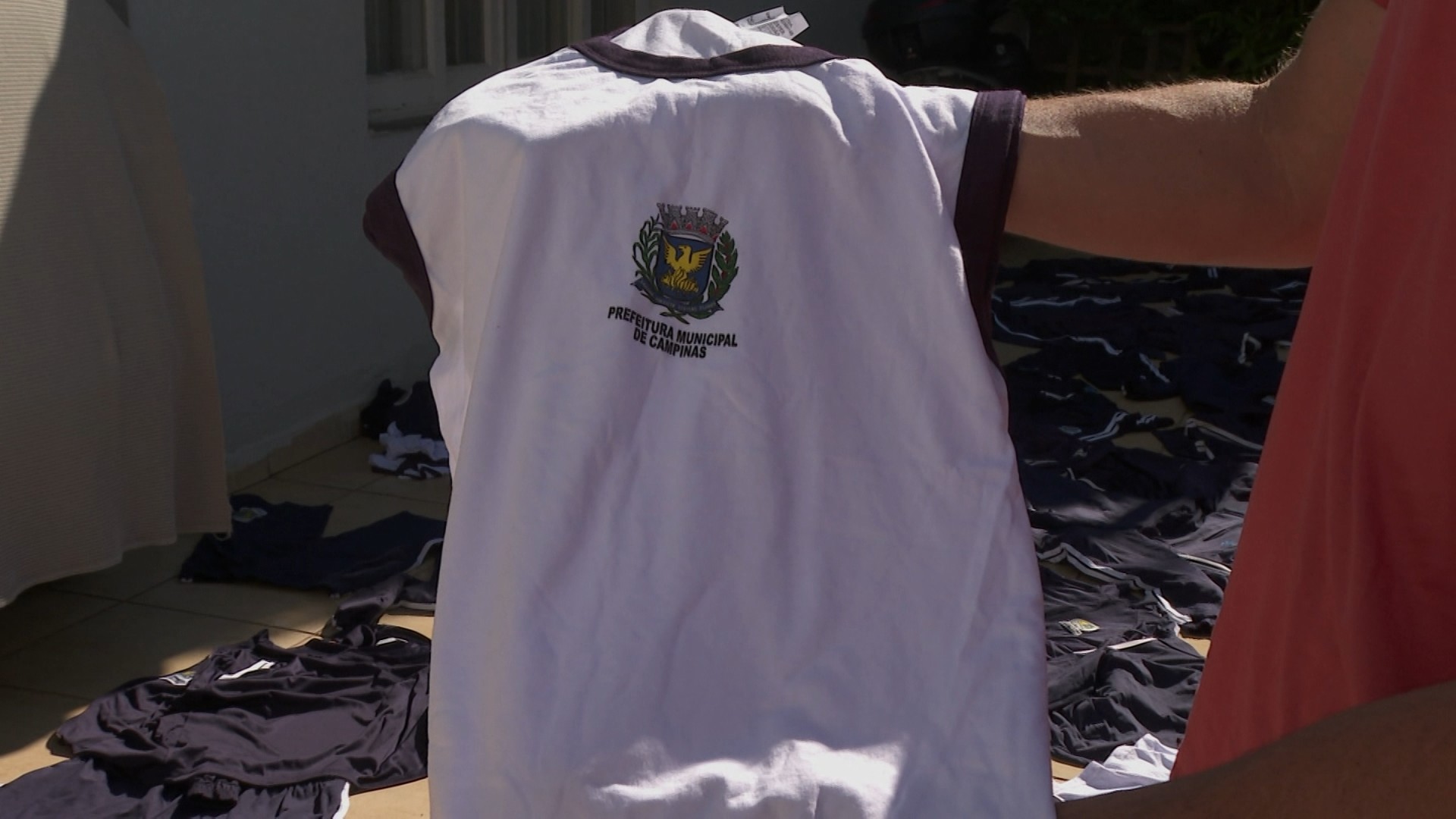 Prefeitura de Campinas investiga descarte de uniformes novos achados em caçamba