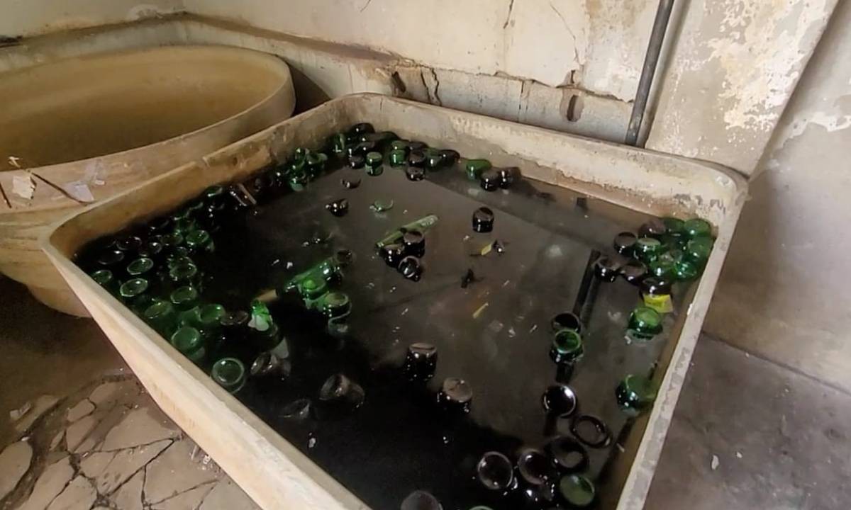 Fábrica clandestina de bebidas que lavava garrafas em tanque para reutilização é desarticulada na Bahia 