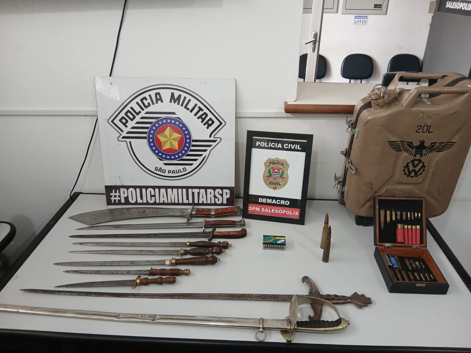 Homem é preso por venda de espadas, facas e munições em feira de Salesópolis