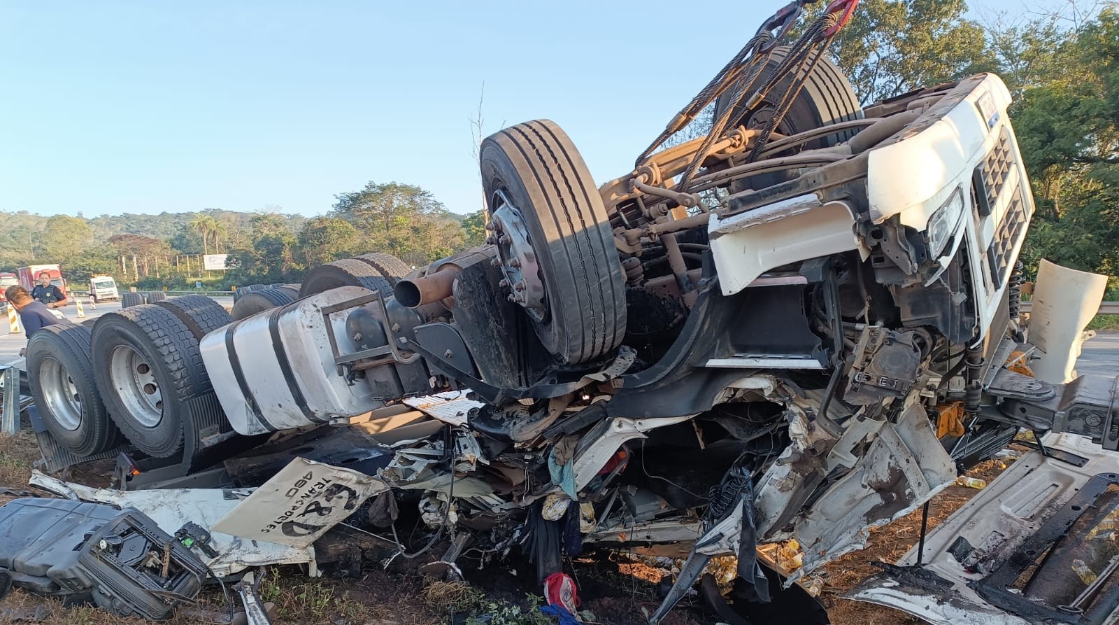 Carreta sai da pista, capota e motorista morre na BR-262 em MG