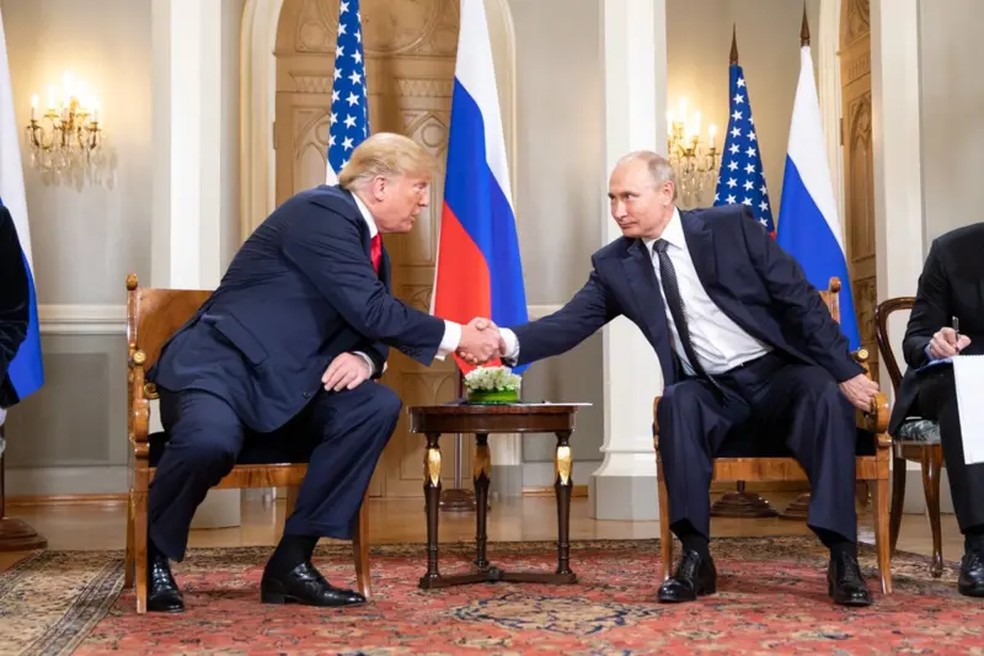 Trump espera acabar com a guerra na Ucrânia, e o presidente da Rússia, Vladimir Putin, já declarou estar 'pronto' para conversar com o americano. A foto mostra os dois em 2018. — Foto: Shealah Craighead/Casa Branca