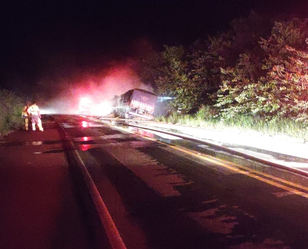 Caminhão com carga de ração bovina pegou fogo enquanto transitava em rodovia de Mirante do Paranapanema (SP) — Foto: Polícia Militar Rodoviária