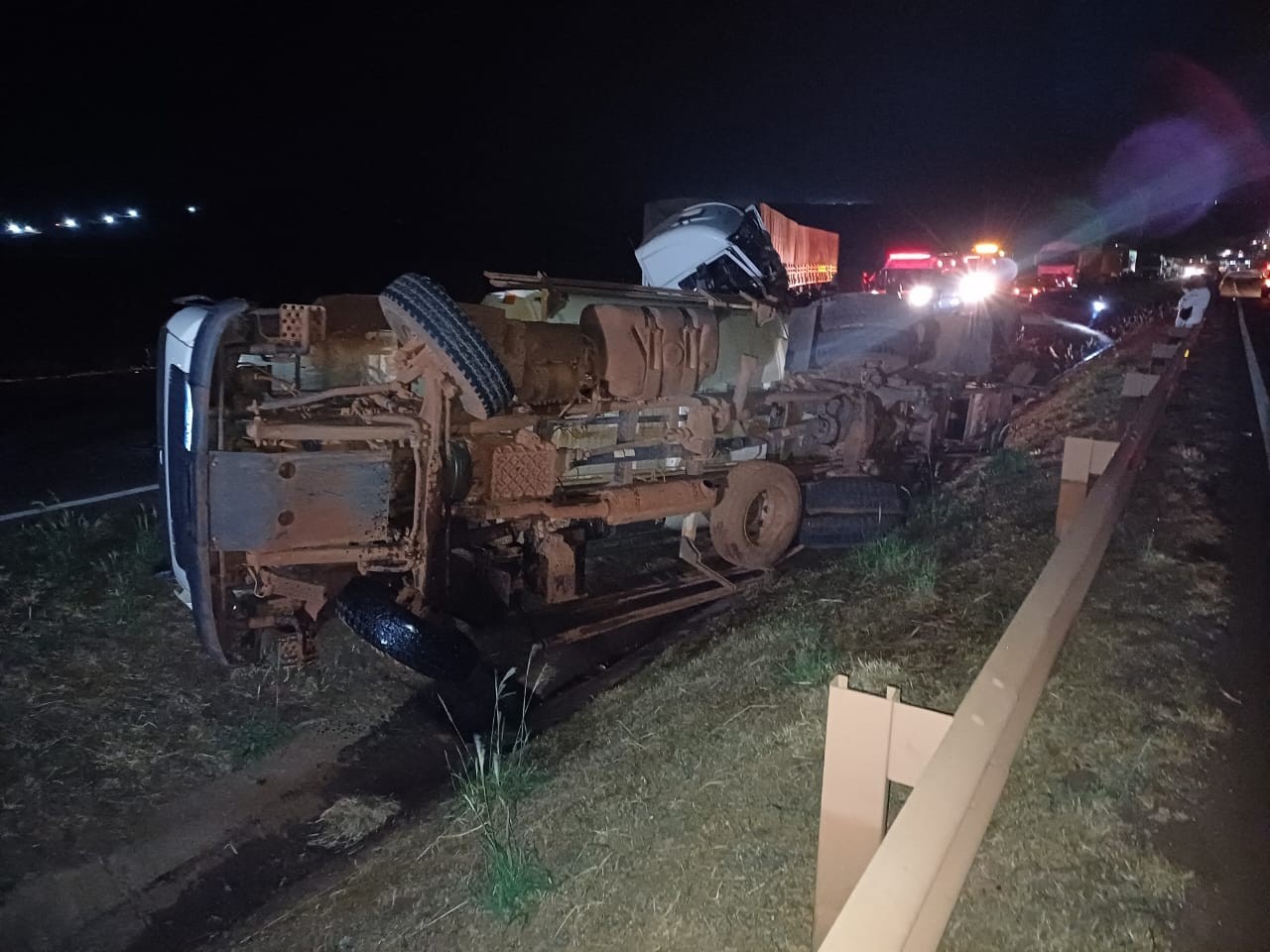 Idoso morre em acidente entre carreta e caminhão-pipa em rodovia de MT