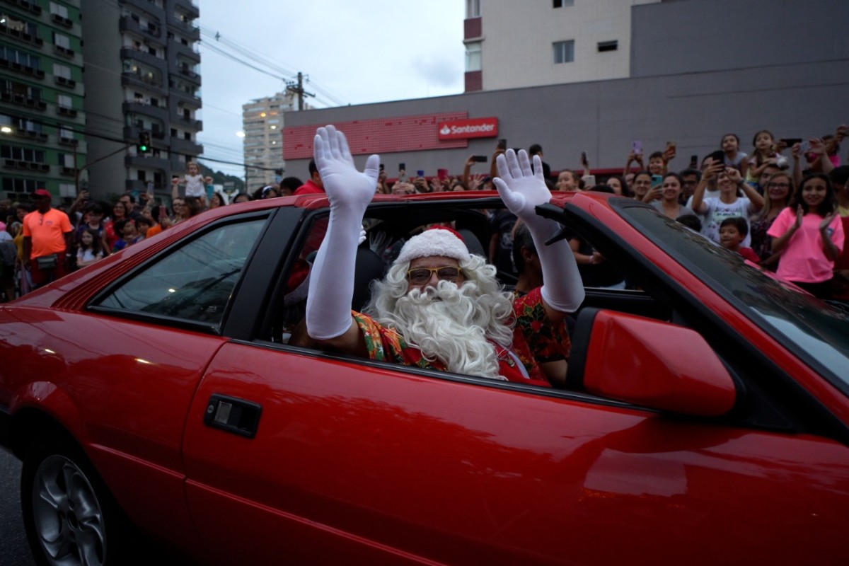 Papai Noel desfila de conversível na estreia da Parada de Natal de São Vicente