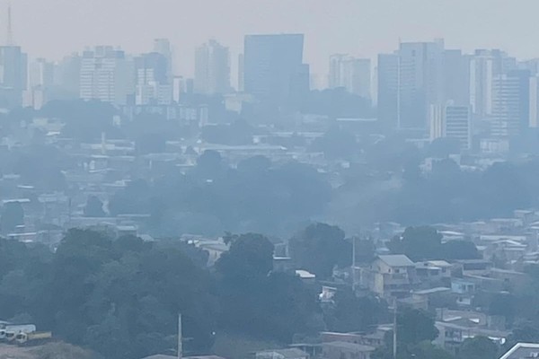 Manaus amanheceu coberta por fumaça nesta quinta-feira (24). — Foto: Reprodução/Redes Sociais