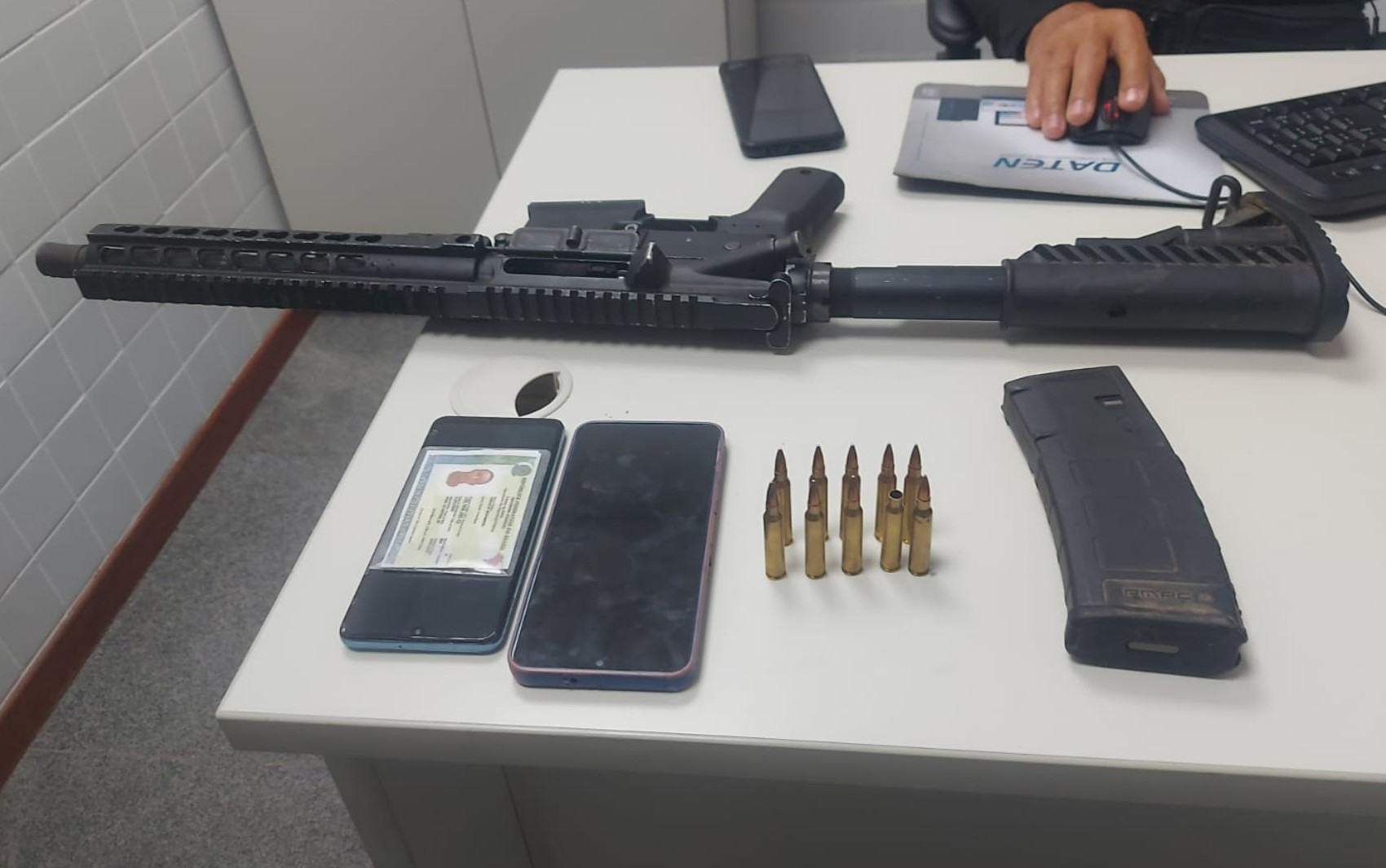 Jovem de 18 anos morre em confronto com policiais militares em Feira de Santana; fuzil foi apreendido