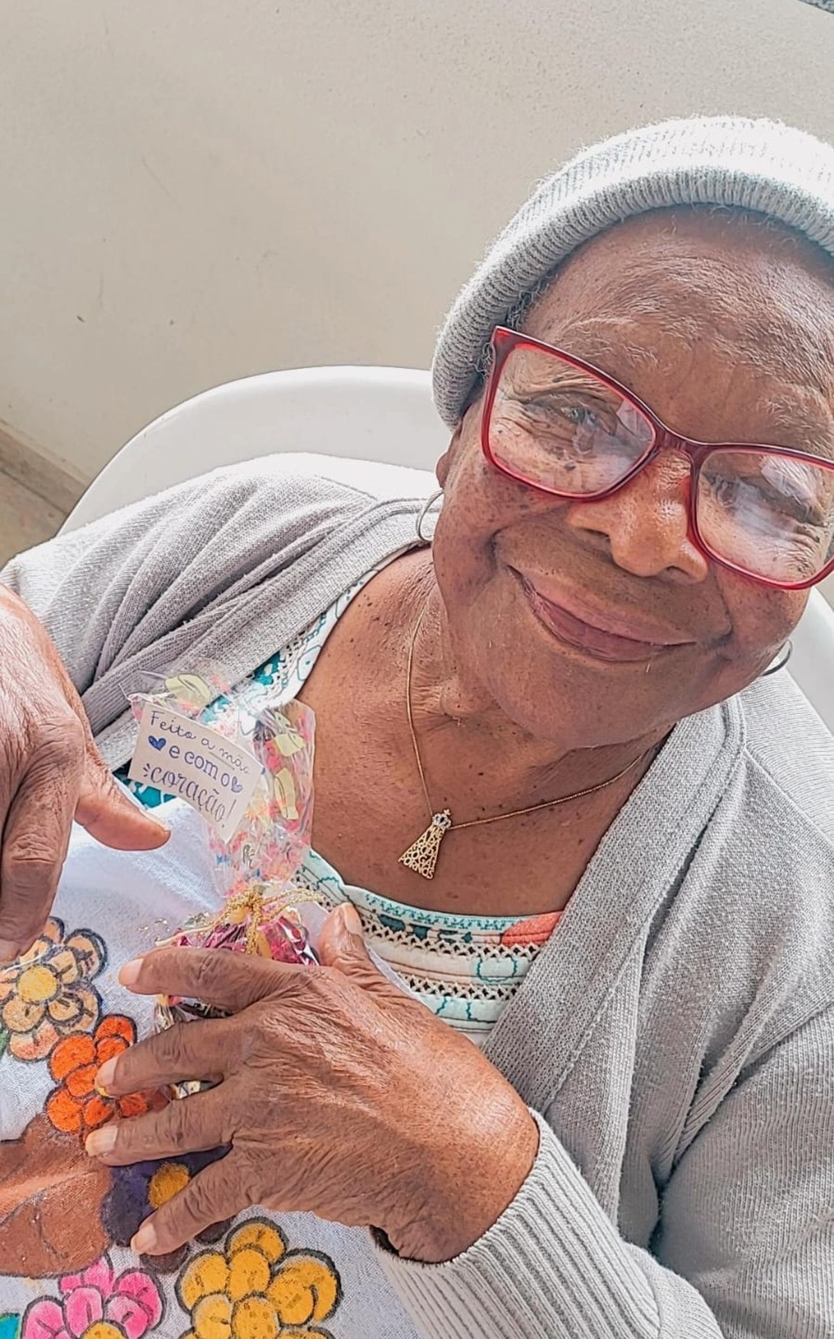 Vinho, palavrão e samba: Idosa completa 100 anos, dá receita da longevidade e recebe vídeo da cantora Alcione; ASSISTA