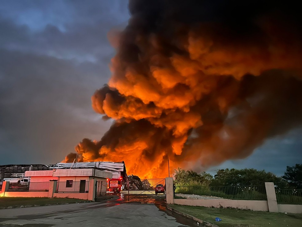 Incêndio em fábricas continua intensa na manhã desta quarta-feira (6). — Foto: Jucélio Paiva/Rede Amazônica
