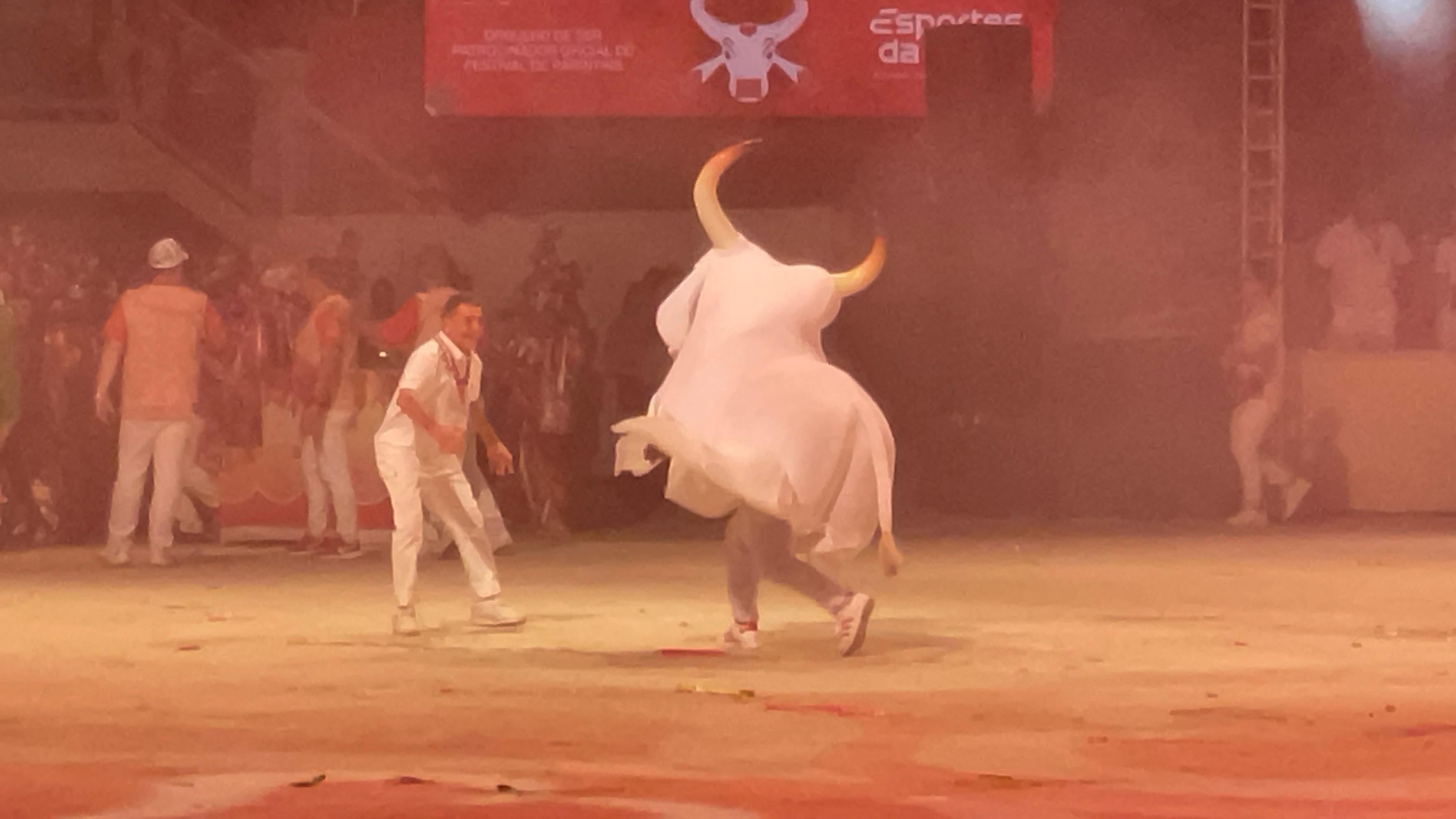 Garantido se despede do 58° Festival de Parintins brincando ao lado do presidente da associação folclórica