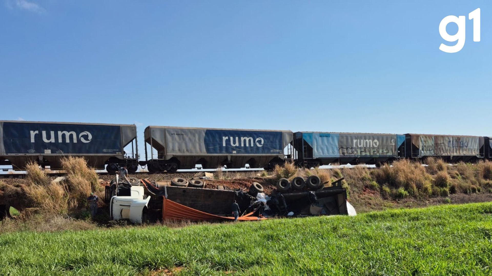 Caminhão é atingido por trem ao tentar cruzar linha férrea em MT; vídeo