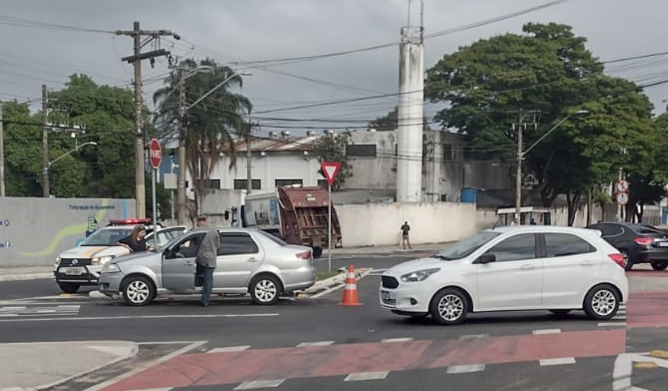 Acidente entre dois carros com capotamento complica trânsito na Zona Sul de São José dos Campos