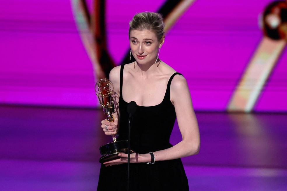 Elizabeth Debicki recebe o Emmy 2024 como atriz coadjuvante em drama por 'The Crown' — Foto: Mario Anzuoni/Reuters