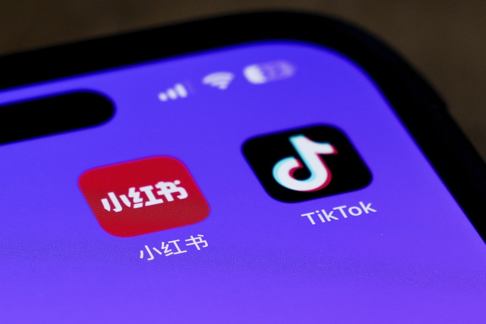 Ícones dos aplicativos Xiaohongshu e TikTok são vistos na tela de um smartphone.  — Foto: AP / Andy Wong