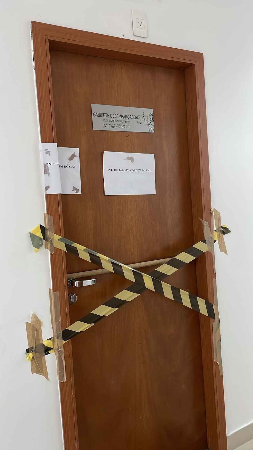 Gabinete do desembargador Elci Simões lacrado na sede do Tjam, em Manaus, após determinação do CNJ. — Foto: Divulgação/Estado Político