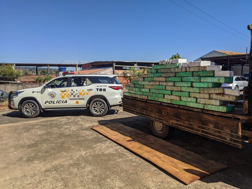 550,4 quilos da droga foram encontrados em fundo falso de caminhão em Guarantã (SP) — Foto: Polícia Rodoviária/Divulgação