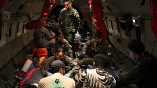 Soldados da Força Aérea Colombiana e funcionários do Instituto Colombiano de Bem-Estar Familiar (ICBF) prestam atendimento médico às crianças. — Foto: Colombian Air Force/Handout via REUTERS