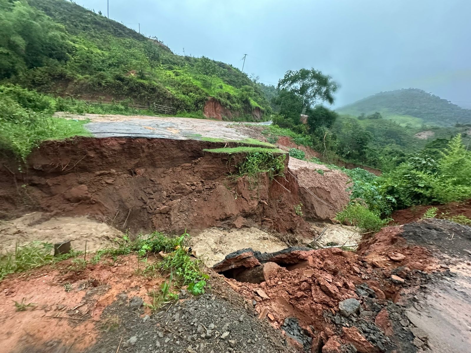Chuva causa queda de ponte improvisada em Açucena