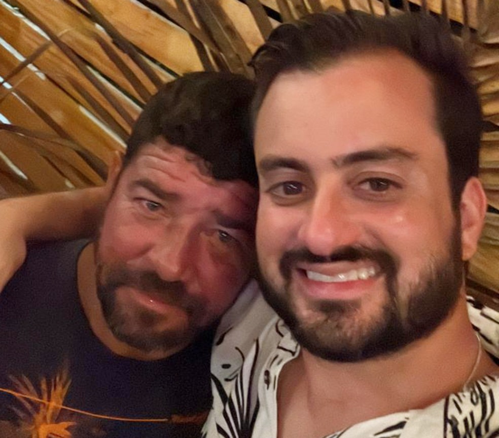 José Benedito, conhecido como Cenourinha, com o ex-administrador da ilha Guilherme Rocha — Foto: Guilherme Rocha/Acervo pessoal
