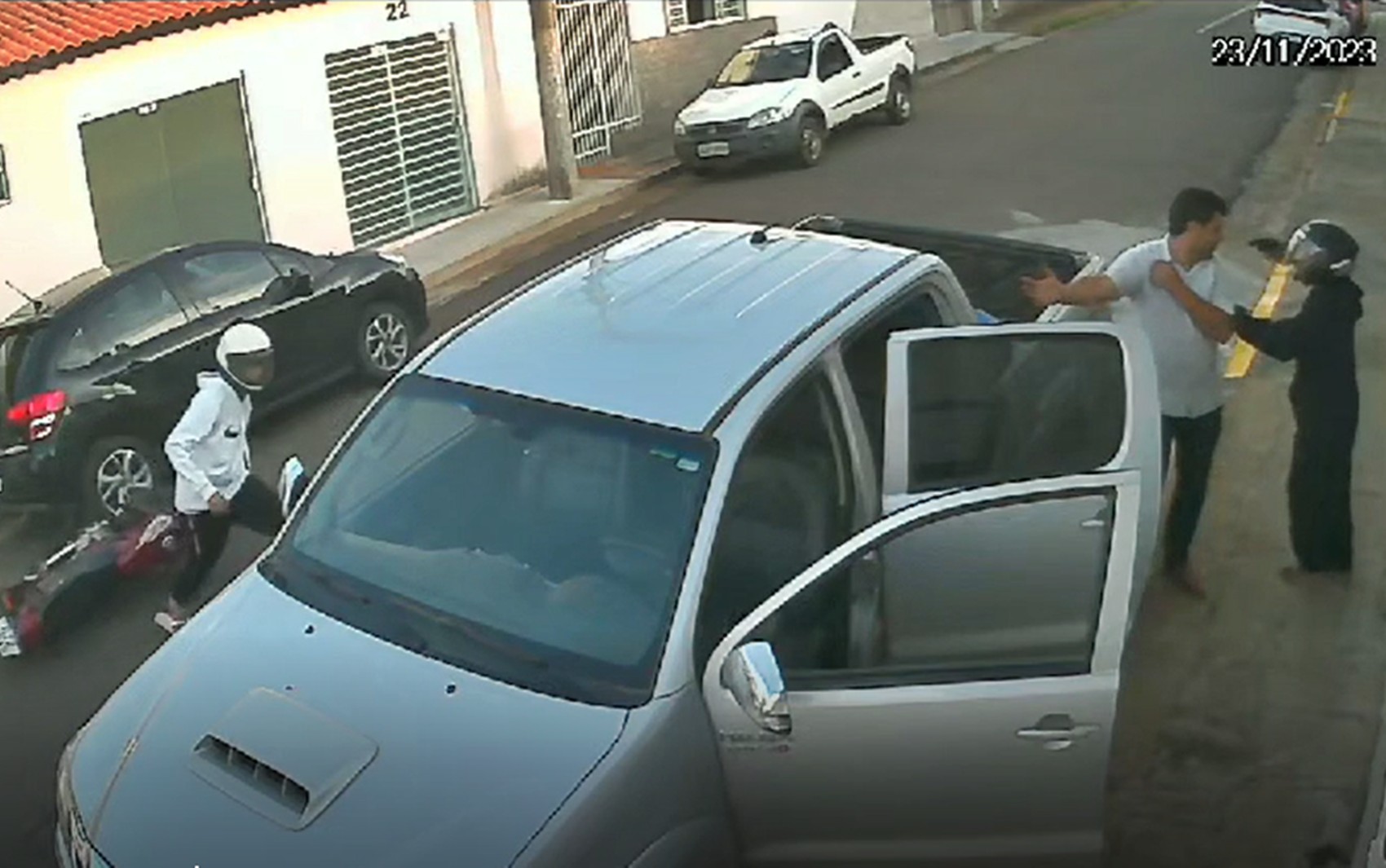 VÍDEO: Homem foge de assaltantes após ser obrigado a entrar dentro de carro em Três Pontas, MG