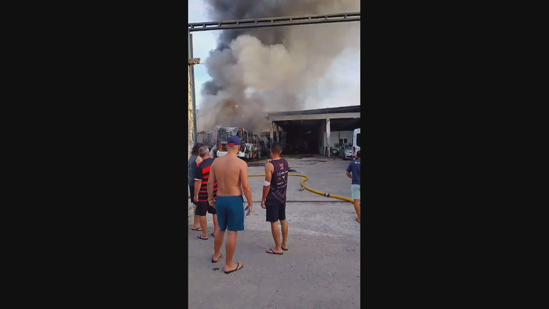 Incêndio atinge garagem de ônibus empresa de turismo em Duque de Caxias
