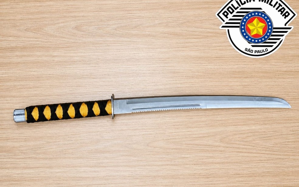 Polícia prende homem pro agredir e ameaçar mulher com espada em Pená — Foto: Polícia Militar/Divulgaã