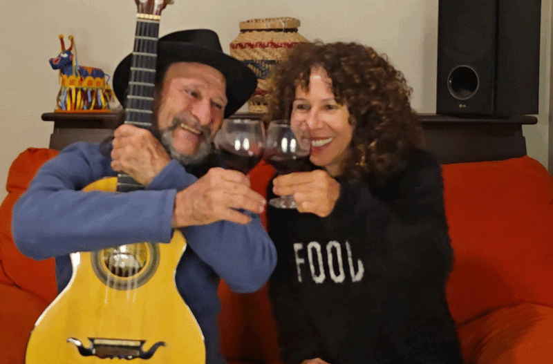 Casal que começou a namorar após protesto na ditadura contra proibição de beijos em locais públicos celebra 45 anos de união