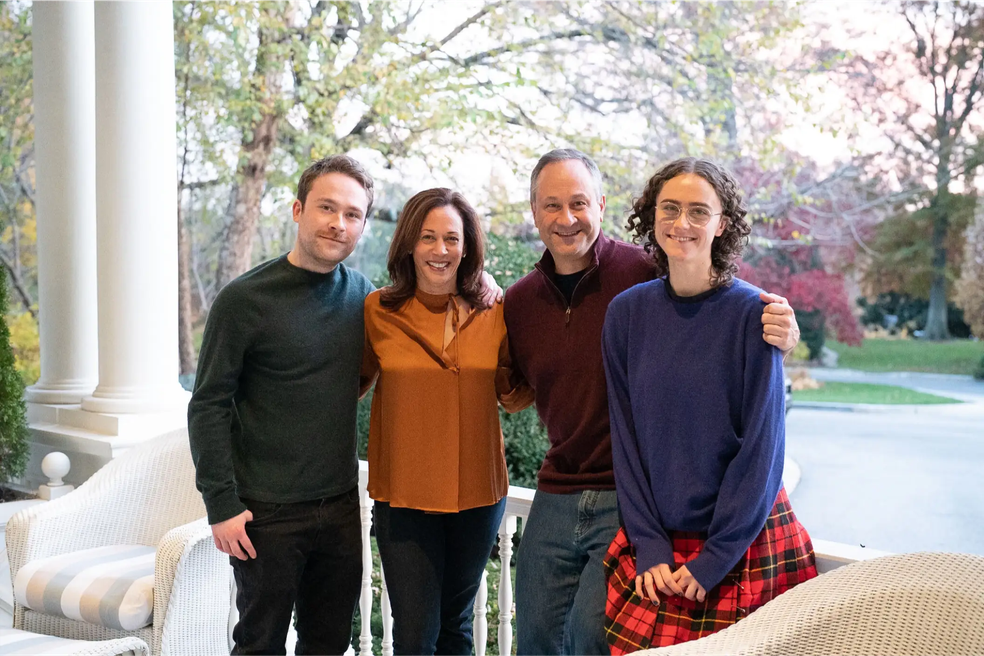 A democrata Kamala Harris com os enteados e o marido, Doug Emhoff, em imagem de arquivo. — Foto: Divulgação/ Kamala Harris