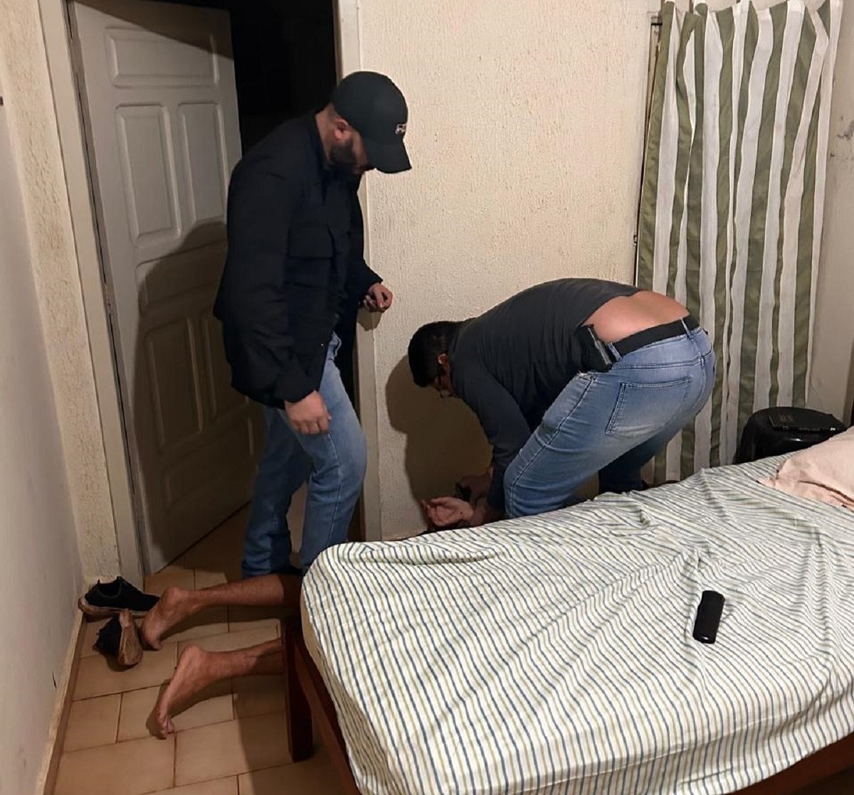Homem esfaqueia ex-mulher e filho dela, foge e deixa mochila com pistas para trás em MS