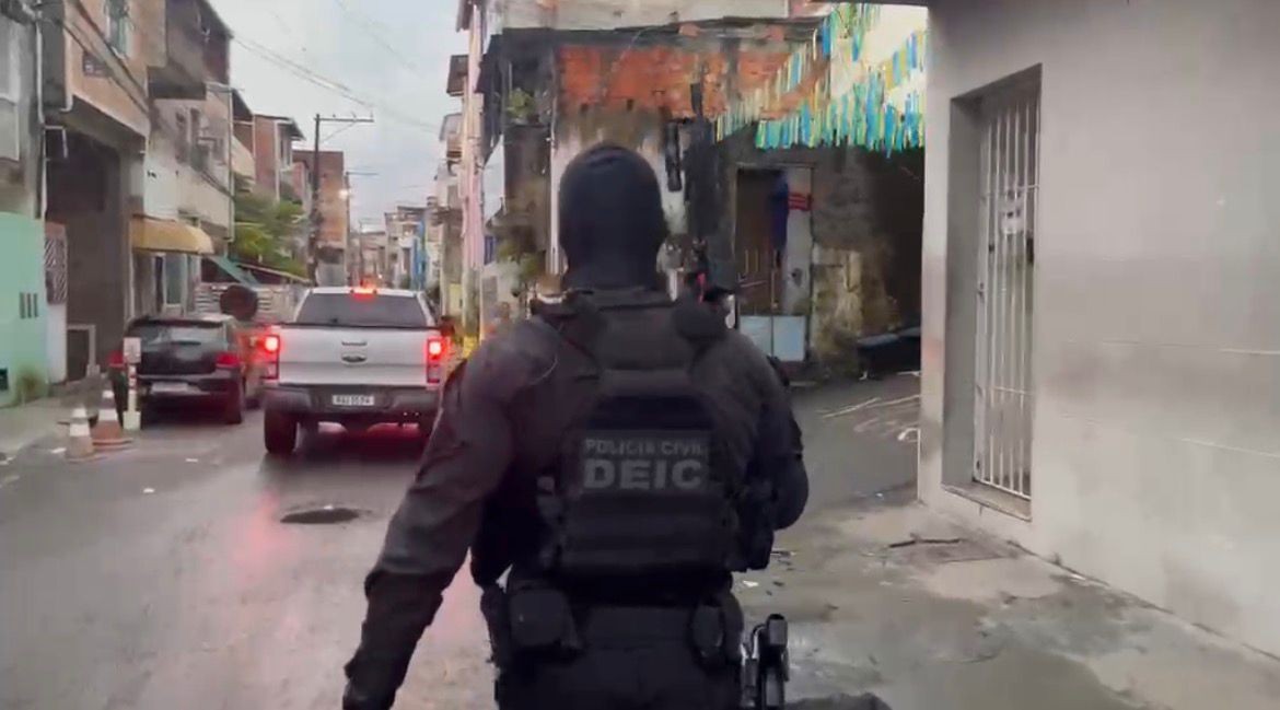 Doze pessoas são presas em operação contra suspeitos de roubo de medicamentos, tráfico de drogas, tráfico de armas e lavagem de dinheiro
