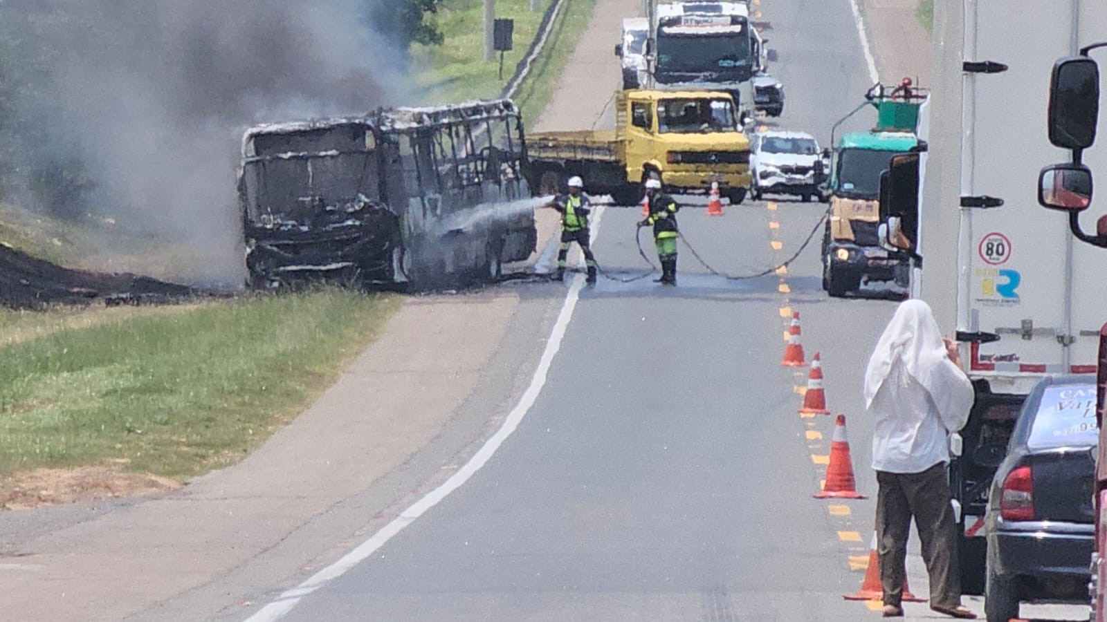 Ônibus pega fogo na BR-101 em Campos e causa congestionamento