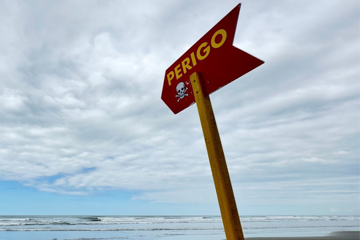 Turista morre após entrar em área com placa de perigo e desaparecer no mar no litoral de SP