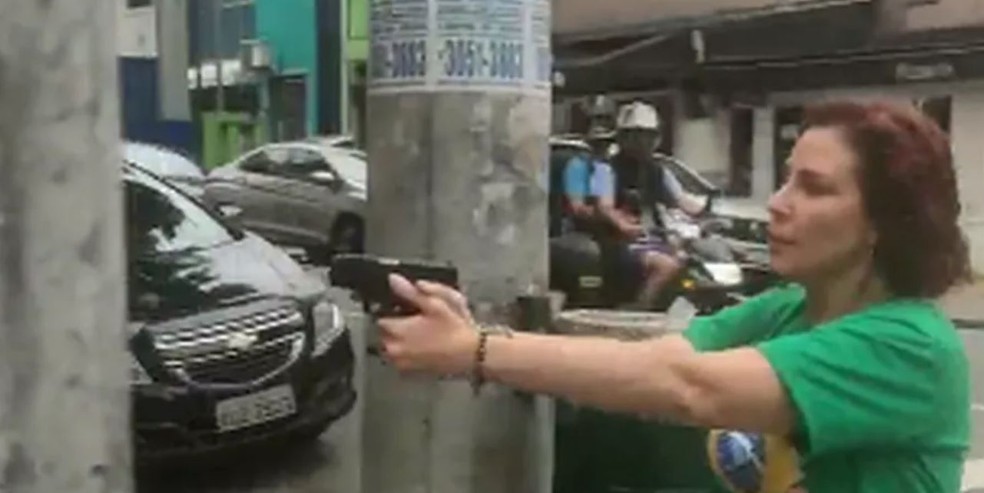 Carla Zambelli sacou arma em SP — Foto: Reprodução/Twitter