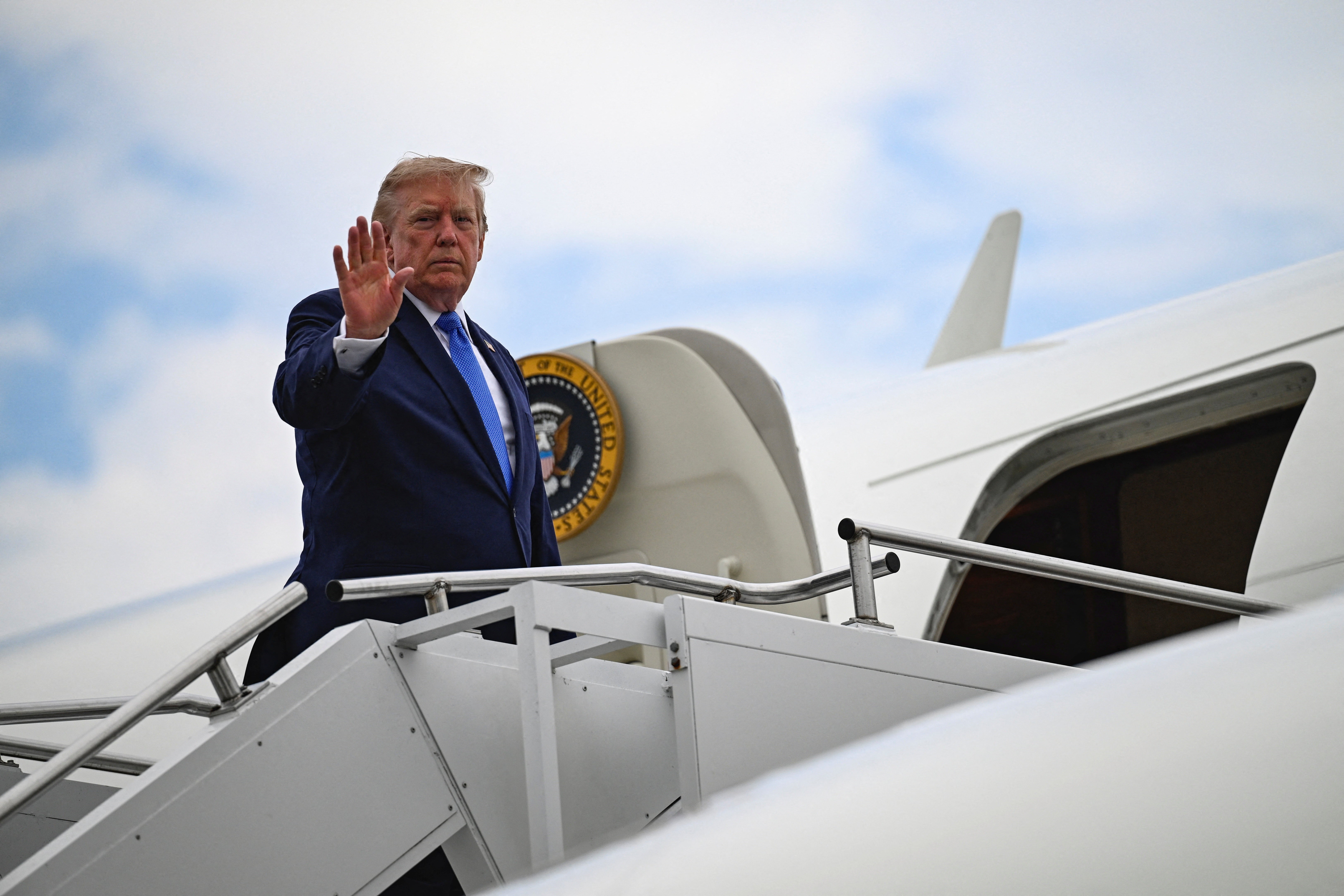 Trump foi escondido em caminhão e fez voo secreto por ameaça do Irã, diz jornal