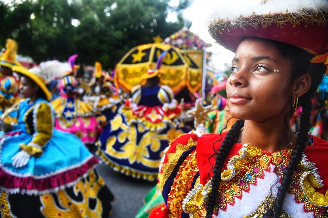 Maracatus e blocos líricos fazem encontro de cores e sons no Bairro do Recife; FOTOS