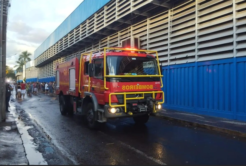 Corpo de Bombeiros durante o incêndio, no Camelódromo — Foto: Maressa Mendonça