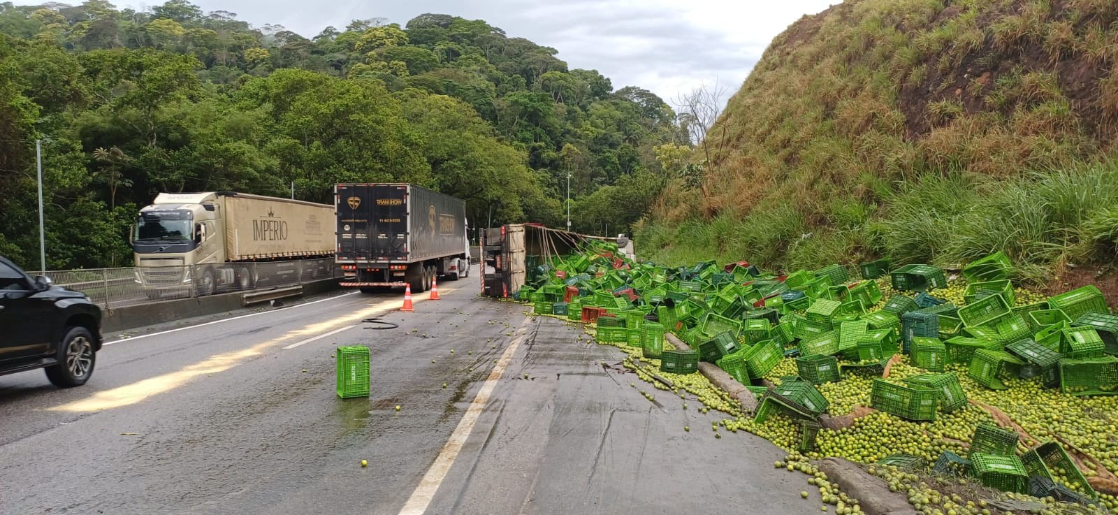 Carreta tomba e deixa duas pessoas gravemente feridas na Via Dutra, em Piraí