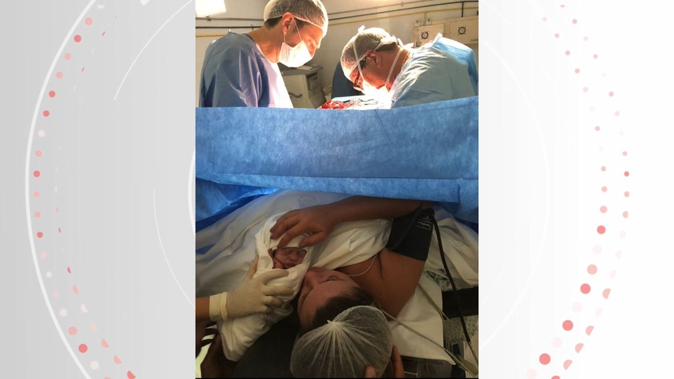 Hélcio realizando o parto da filha médica Juliana — Foto: Reprodução/Acervo pessoal