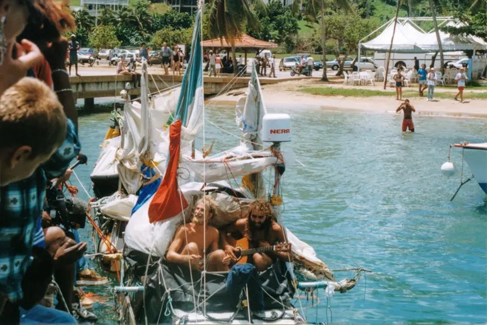 Ao chegar à Martinica, os aventureiros foram recebidos pela imprensa e por uma multidão de curiosos — Foto: Autonauti via BBC