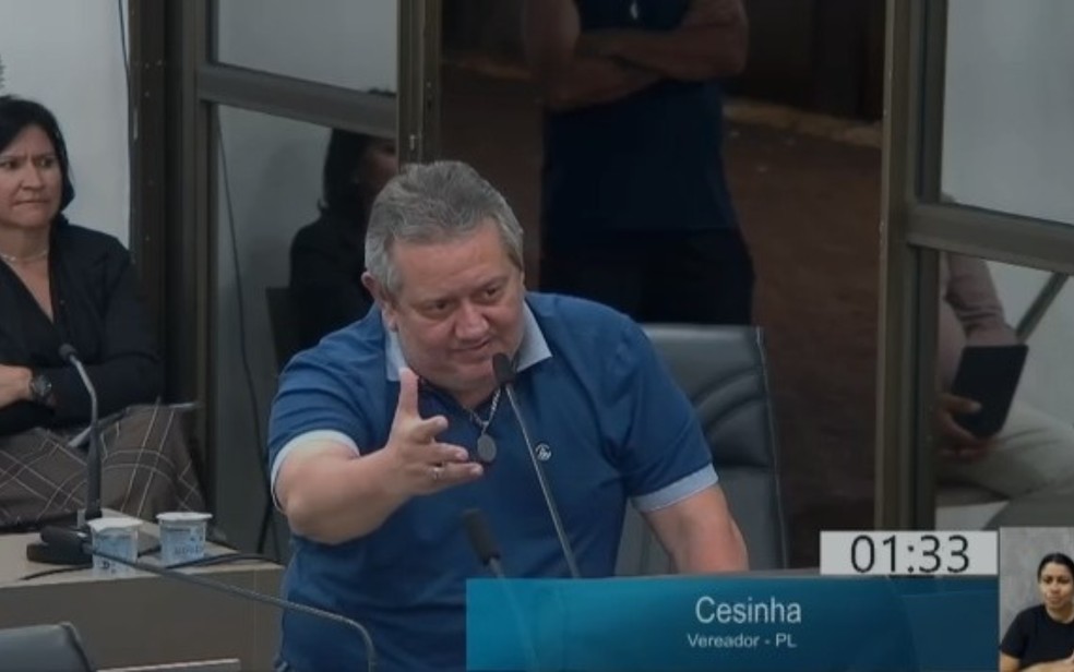 Vereador Cesinha (PL) durante sessão que criou comissão para apurar denúncia em Sertãozinho (SP) — Foto: Reprodução/Câmara de Sertãozinho
