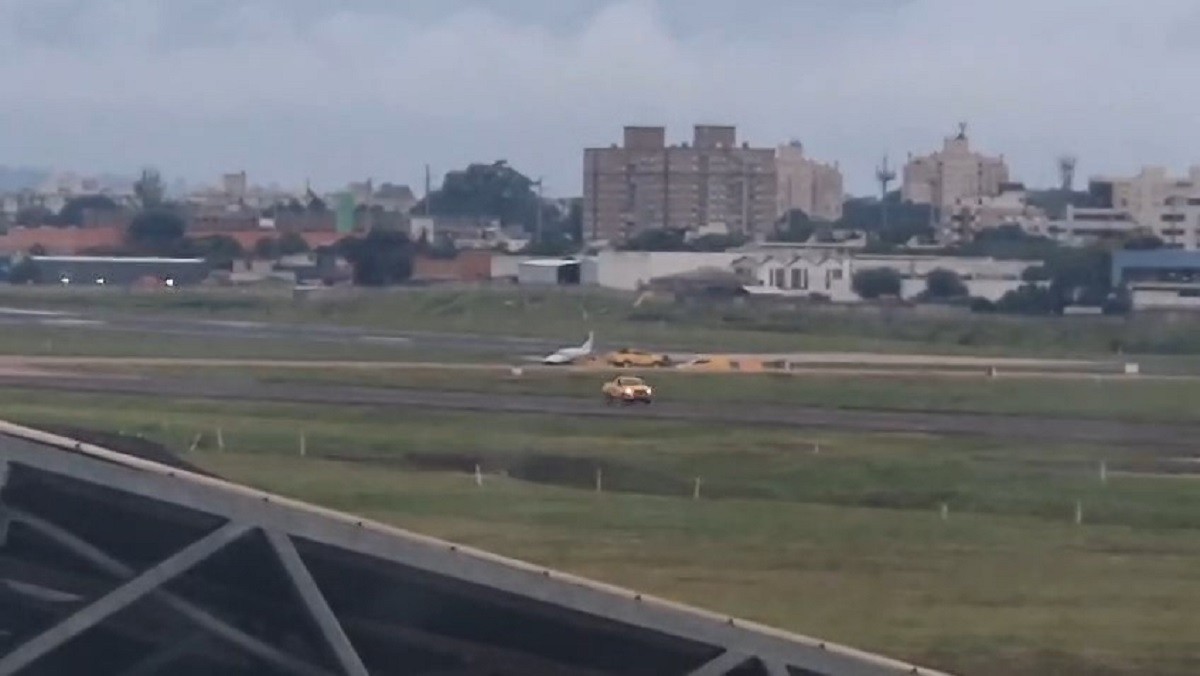 Avião sai da pista no Aeroporto Salgado Filho, em Porto Alegre