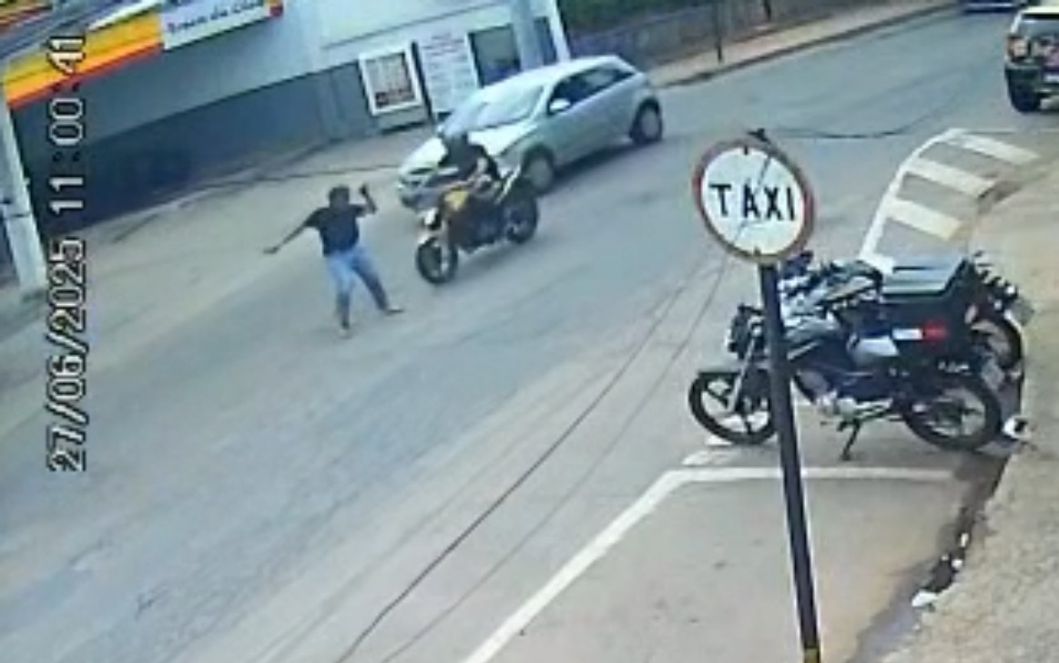 Idoso morre após ser atropelado por moto enquanto atravessava rua em Três Corações, MG