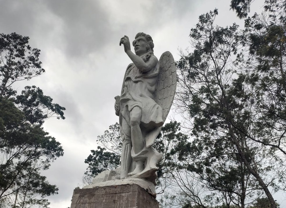 Estátua de Lúcifer erguida em Gravataí pesa uma tonelada e custou R$ 35 mil — Foto: Mestre Lukas de Bará da Rua/Divulgação